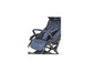 Une poussette Maxi-Cosi bleue avec une ceinture de sécurité.