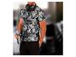 Homme avec un t-shirt Reebok, des écouteurs et une bouteille d'eau