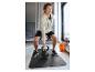Homme en sweat à capuche et short, soulevant une kettlebell de 10 kg sur un tapis de sol.