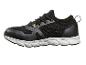 Une chaussure de sport noire avec une semelle blanche.