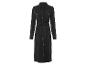 Une robe longue noire à boutons et ceinture.
