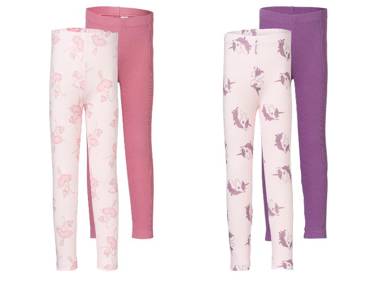 Deux paires de leggings pour enfants: un rose clair avec des ballerines et un rose uni, et un rose clair avec des licornes et un violet uni.