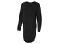 Une robe longue en tricot noire avec une ouverture d'allaitement cachée.
