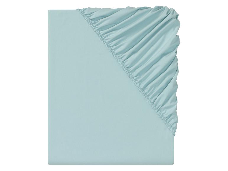 Un drap-housse bleu clair.