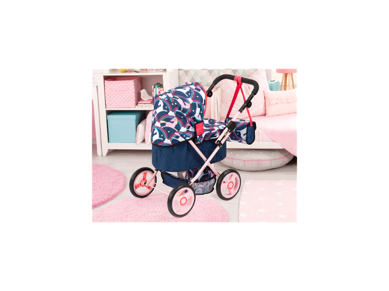 Poussette de poupée BAYER DESIGN Trendy Unicorn Cosatto dans une chambre d'enfant.