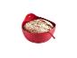Pain maison dans un moule en silicone rouge.