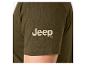 Gros plan d'une manche de t-shirt Jeep vert foncé avec le logo Jeep en beige clair.