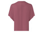 Un t-shirt rose à manches courtes.