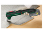 Un outil multifonction Parkside X20V Team est utilisé pour couper la moquette.