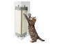 Un chat jouant avec un griffoir mural.