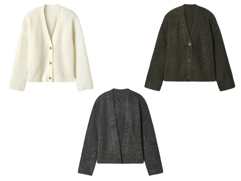 Trois cardigans moelleux en blanc, vert foncé et gris.