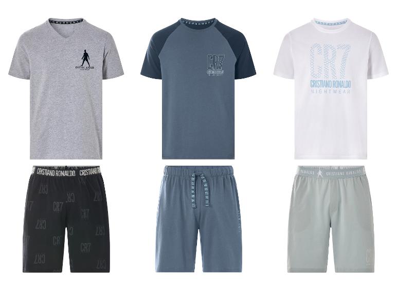 Trois ensembles de pyjamas pour hommes, chacun avec un haut à manches courtes et un short assorti.