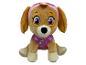 Peluche Skye de la Pat' Patrouille dans une tenue rose.