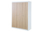 Une armoire en bois à trois portes.