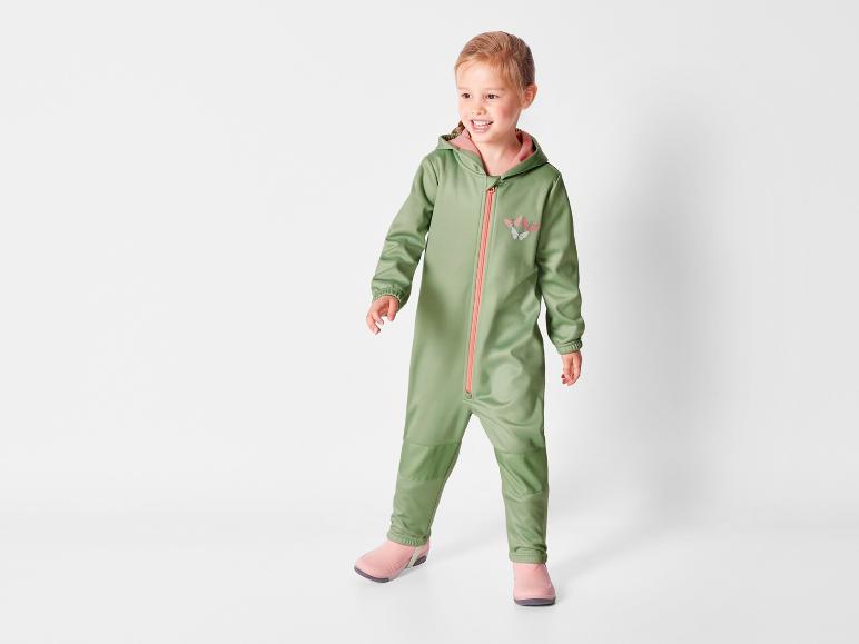Un enfant porte une combinaison verte avec une capuche et des papillons