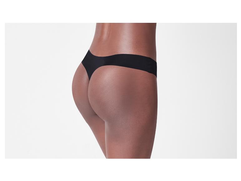 Femme en lingerie noire.