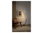 Lampe sur pied LED moderne à forme incurvée, créant une ambiance chaleureuse.