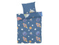 Une housse de couette bleue avec des fusées, des étoiles et des planètes.