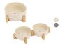 Gamelles beiges pour animaux de compagnie avec supports en bois, décorées de cœurs roses.
