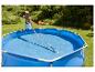 Nettoyage d'une piscine hors-sol bleue avec un manche télescopique.