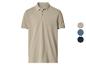 Polo beige avec détails blancs au col et aux manches, avec des échantillons de couleurs sur le côté.