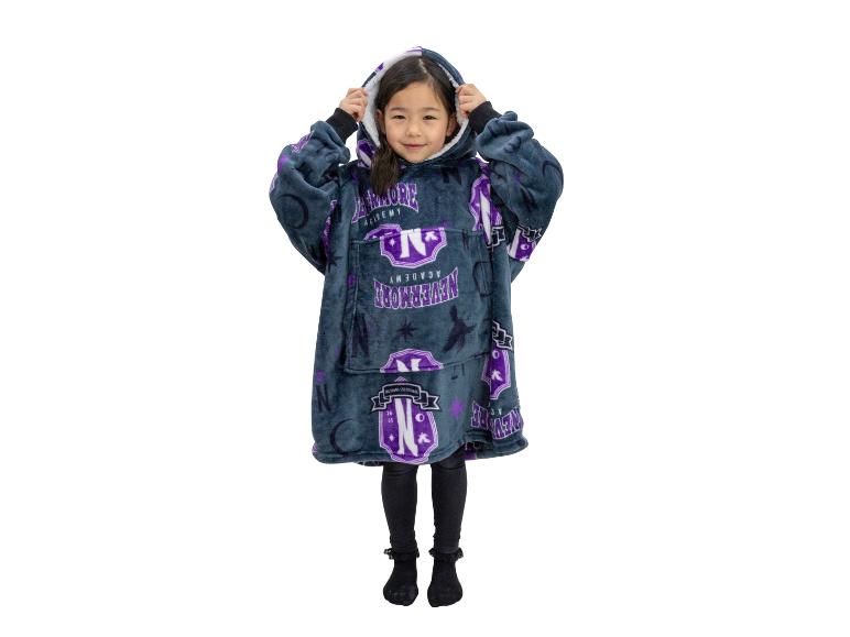 Jeune fille dans un plaid-sweat à capuche surdimensionné Nevermore Academy