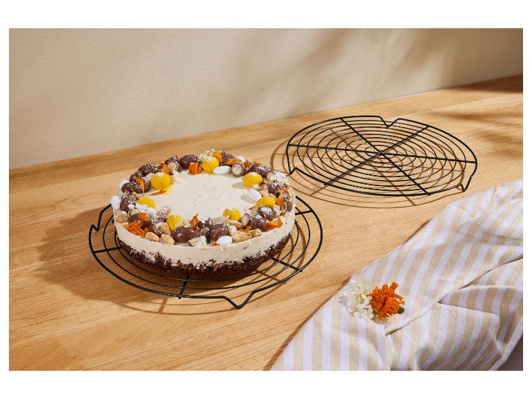 Cheesecake avec œufs en chocolat, noix et fleurs sur une planche en bois.