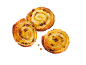 Trois escargots aux raisins dorés et brillants sur fond noir.