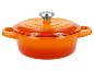 Cocotte en fonte orange avec couvercle et poignée métallique.