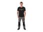 Homme en t-shirt noir avec texte et pantalon de travail gris