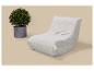 Fauteuil lounge gris clair avec une plante verte en pot sur fond beige.