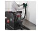 Aspirateur d'atelier PARKSIDE PERFORMANCE® PPWD 30 A1 avec contrôle par application intelligente, utilisé pour poncer un mur.
