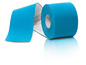 Un rouleau de bande kinesiologique bleue de la marque 'Moplast'.