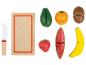 Jouets en bois en forme de fruits, dont une pastèque, une banane, une orange, un kiwi, un avocat, une fraise, un couteau en bois et une planche à découper.