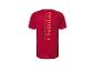T-shirt rouge avec l'inscription 'Perfect Progress' dans le dos.