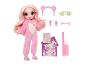 Poupée Rainbow High en pyjama rose, bandeau oreilles d'ours et accessoires de spa.