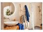 Serviettes de bain, douche à motif citron et meuble en bois pour salle de bain.