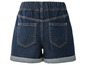 Un short en jean bleu foncé avec des ourlets retroussés.