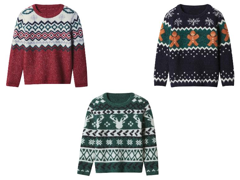 Trois pulls de Noël avec des motifs festifs, incluant des rennes et des bonshommes en pain d'épices.
