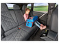 Un enfant utilise un organisateur de voyage bleu sur la banquette arrière d'une voiture.