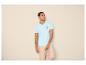 Homme en t-shirt bleu ciel avec imprimé palmiers et pantalon beige