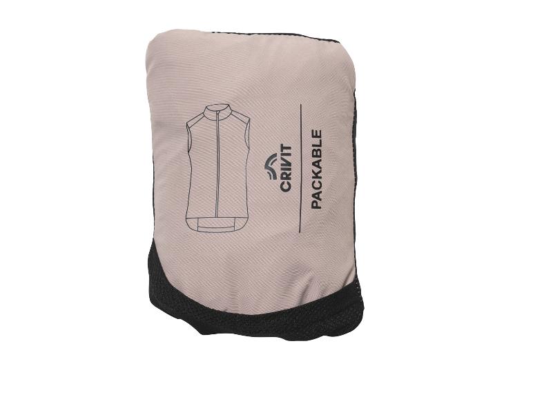 Gilet de cyclisme compressible dans une pochette beige clair avec un contour de gilet et le texte « PACKABLE ».
