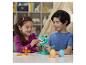 Deux enfants jouent avec des dinosaures et des œufs Play-Doh.