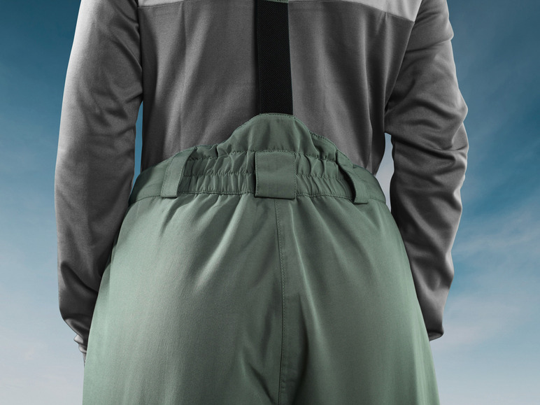 Pantalon de travail vert avec bretelles.