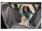 Un chien couché sur une housse de protection pour sièges arrière de voiture.
