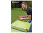 Un homme joue au tennis de table sur une table Schildkröt en plein air.