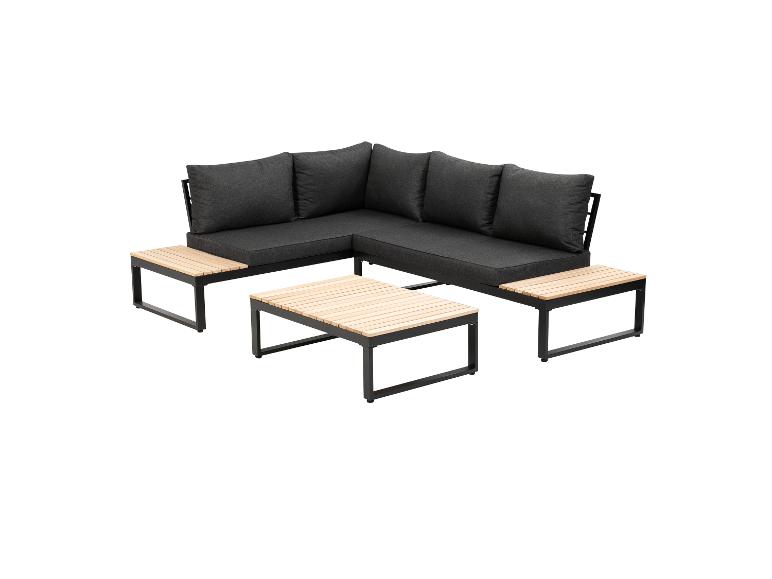 Canapé d'angle gris foncé avec tables basses et tables d'appoint en bois pour l'extérieur.