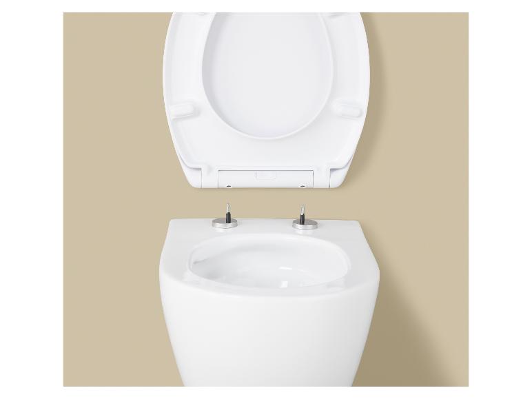 Toilettes blanches avec abattant relevé sur fond beige.