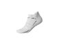 Chaussette de sport blanche à la cheville avec des rayures bleu foncé.