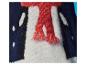 Pull tricoté avec motif de bonhomme de neige et écharpe rouge.